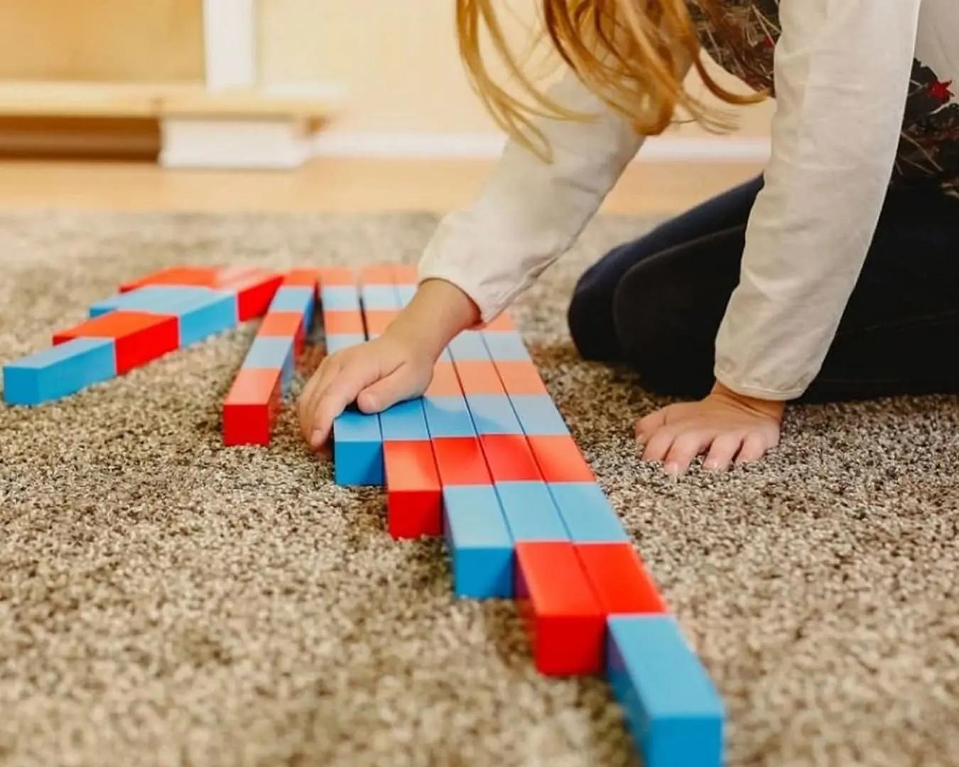 Materiales Montessori para matemáticas: ábaco y perlas doradas